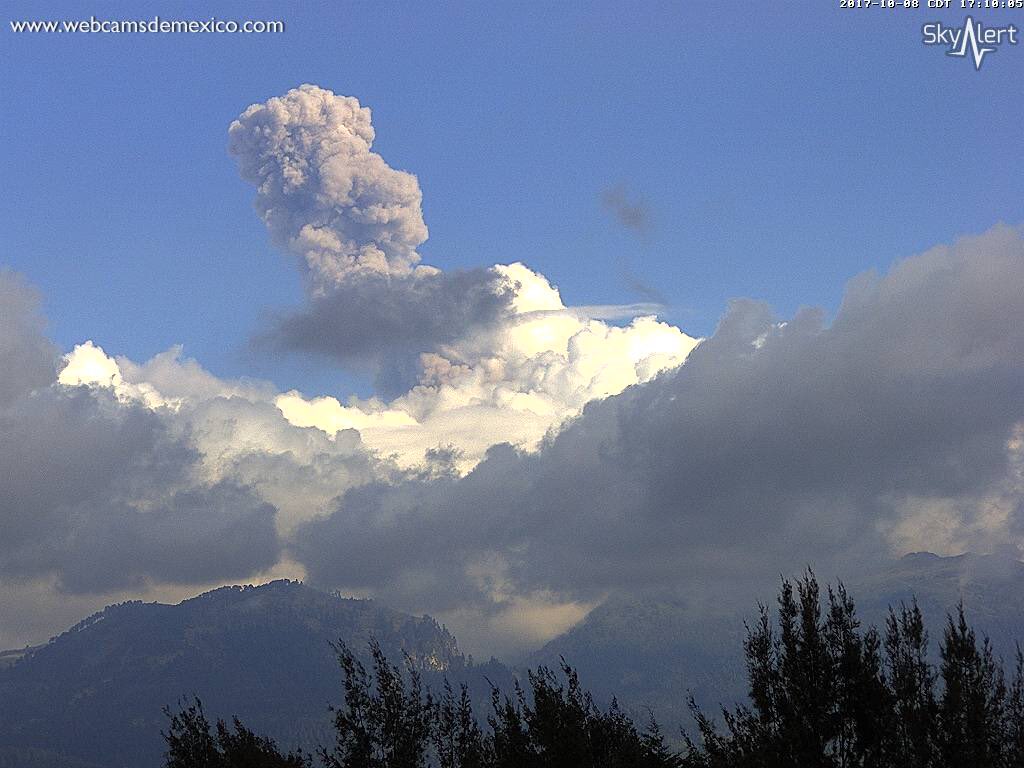 Explosión del @Popocatepetl_MX - 17:07 y 17:12 h. Dispersión de ceniza hacia Puebla / Tlaxcala.   