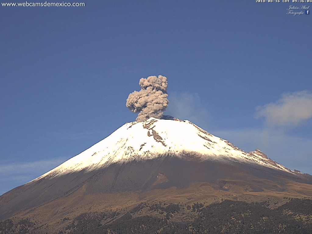 Leve explosión del @Popocatepetl_MX - 9:35 h. Columna eruptiva superior a 1 km sobre el cráter; dispersión de ceniza hacia EdoMex.   