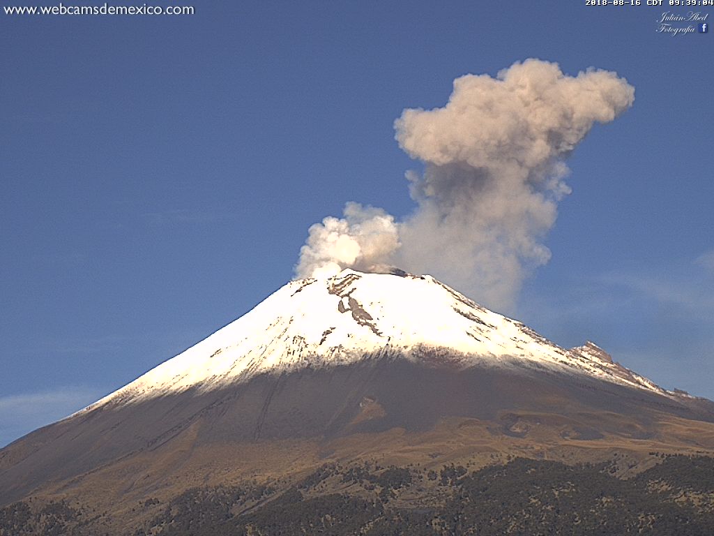 Leve explosión del @Popocatepetl_MX - 9:35 h. Columna eruptiva superior a 1 km sobre el cráter; dispersión de ceniza hacia EdoMex.   