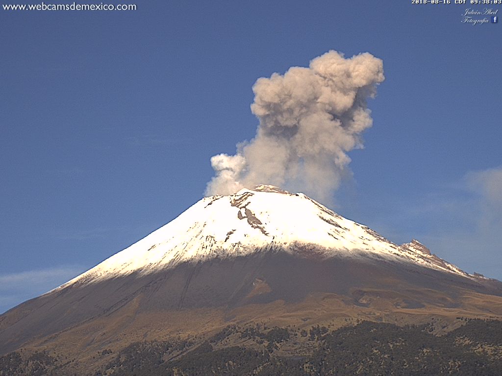 Leve explosión del @Popocatepetl_MX - 9:35 h. Columna eruptiva superior a 1 km sobre el cráter; dispersión de ceniza hacia EdoMex.   