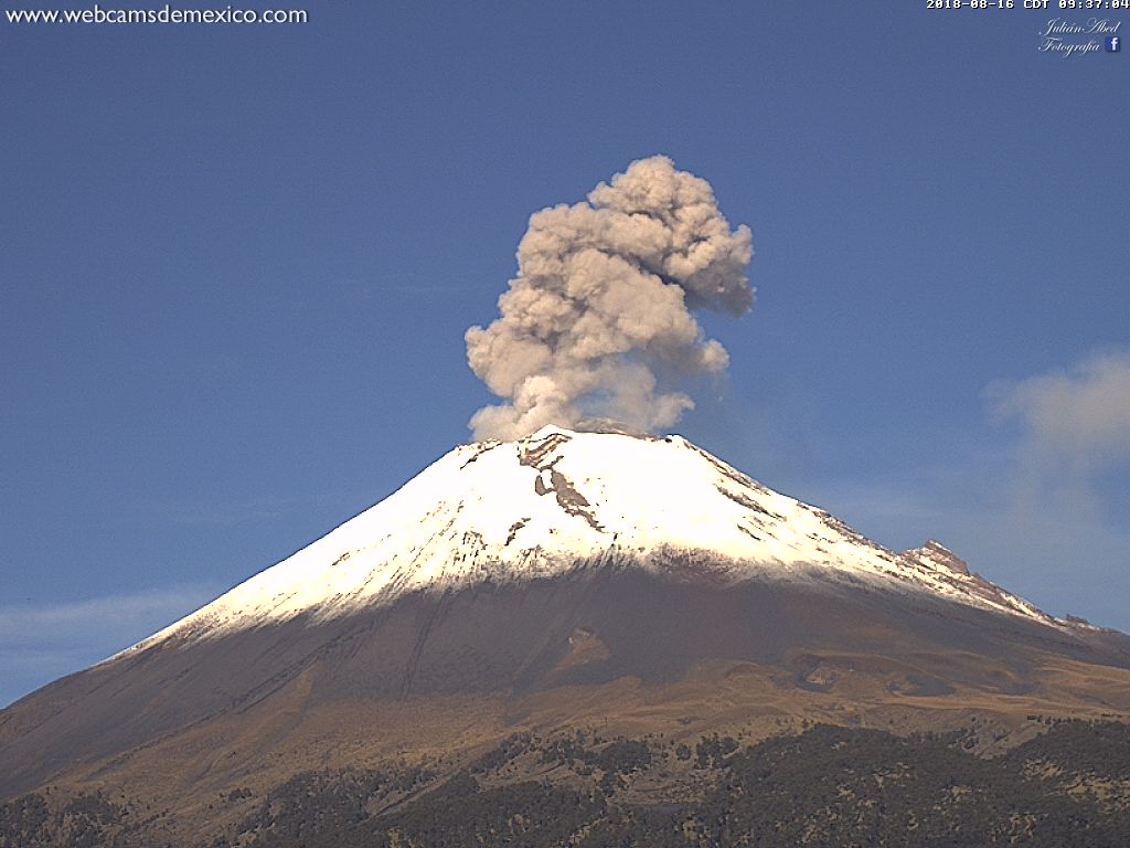 Leve explosión del @Popocatepetl_MX - 9:35 h. Columna eruptiva superior a 1 km sobre el cráter; dispersión de ceniza hacia EdoMex.   