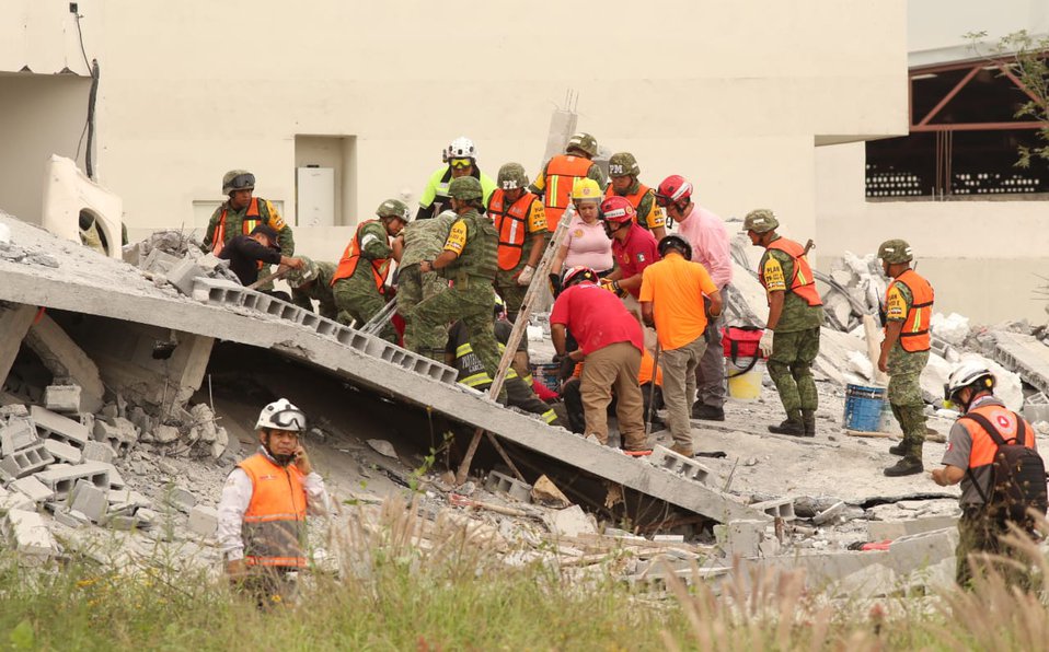#Monterrey Collapse in Cumbres del Sol leaves 3 dead and 7 more people trapped in the rubble