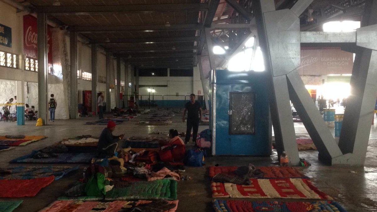 Estas fotos me las manda un migrante hondureño que ya está en el refugio de Guadalajara, ubicado en el auditorio Benito Juárez. #CaravanaMigrante   
