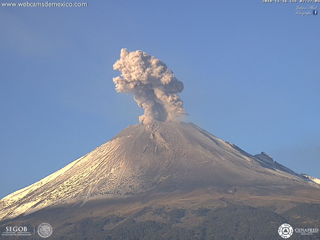 Leve emisión de ceniza del @Popocatepetl_MX - 7:35 h. Dispersión hacia Puebla.   