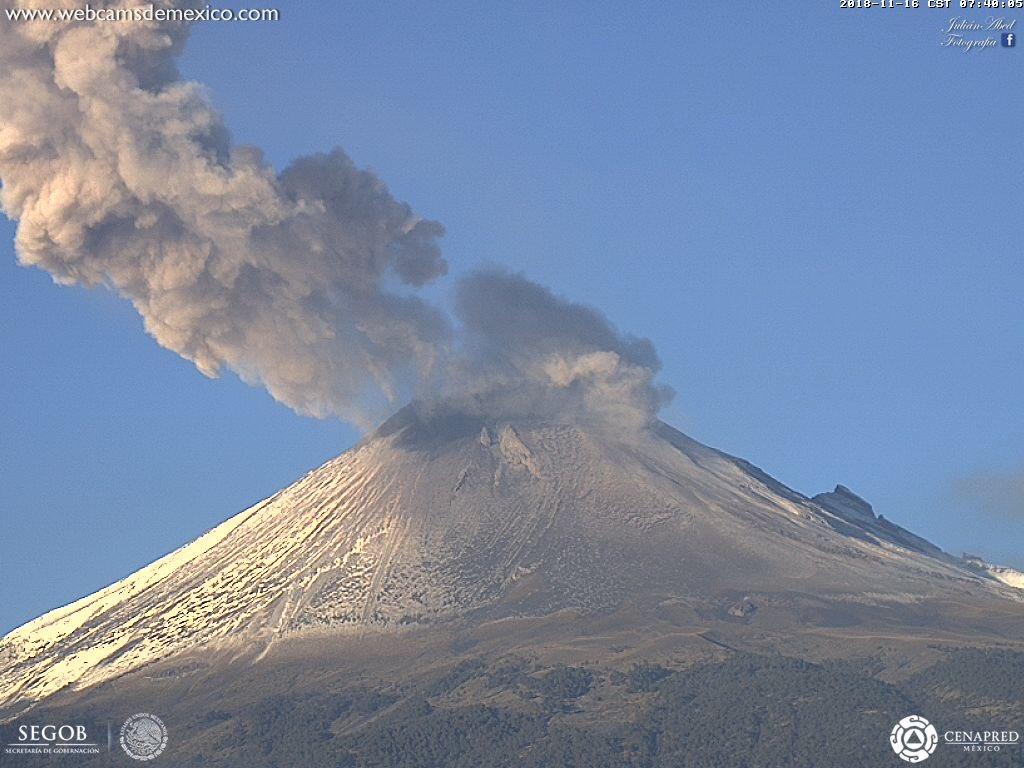 Leve emisión de ceniza del @Popocatepetl_MX - 7:35 h. Dispersión hacia Puebla.   