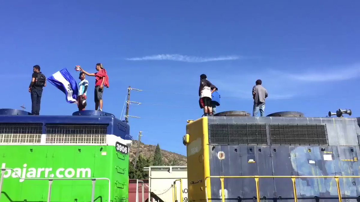 La desesperación apremia, migrantes tratan de cruzar hacia EEUU, el acceso de San Ysidro fue cerrado.   