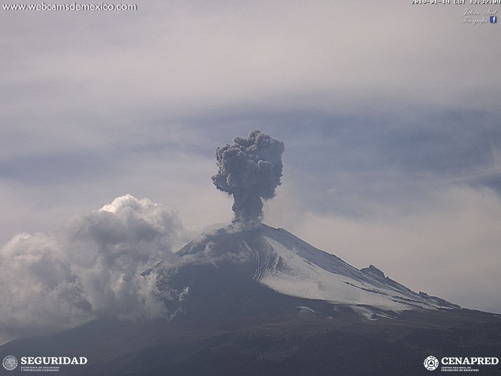 Otra leve emisión de ceniza del Popocatépetl - 13:31 h.  Columna de ceniza se eleva a 1.5 km sobre el cráter dispersándose hacia el lado de Puebla.   