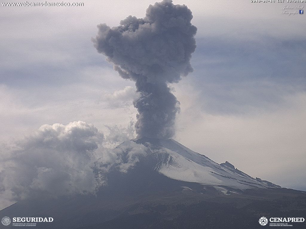 Otra leve emisión de ceniza del Popocatépetl - 13:31 h.  Columna de ceniza se eleva a 1.5 km sobre el cráter dispersándose hacia el lado de Puebla.   