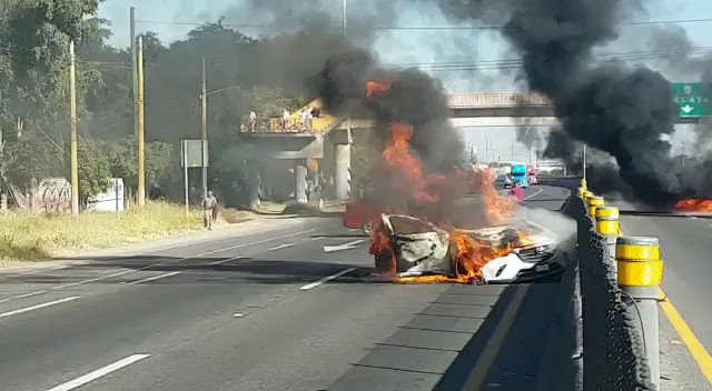 En Guanajuato operativo militar dio como resultado el aseguramiento de autotanque con gasolina. En respuesta delincuentes incendiaron varios autos en carretera Villagran-Celaya 