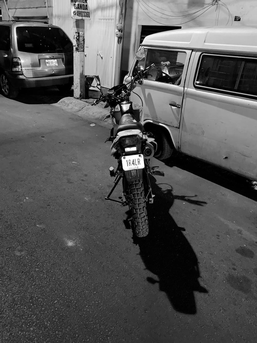 Persecución y balacera en Pantitlán y Riva Palacio en Nezahualcóyotl, EdoMéx, deja al menos dos policías municipales baleados; los delincuentes escaparon, pero van heridos.   