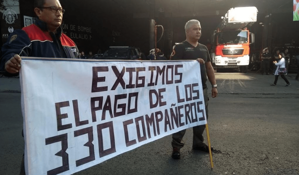 Firefighters block the passage of vehicles in Insurgentes CDMX