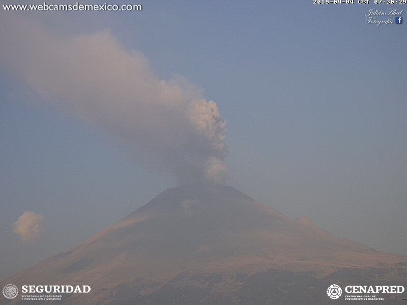 The Popocatépetl continuous emission of ash towards the side of Puebla. Alert traffic light in yellow phase 3.