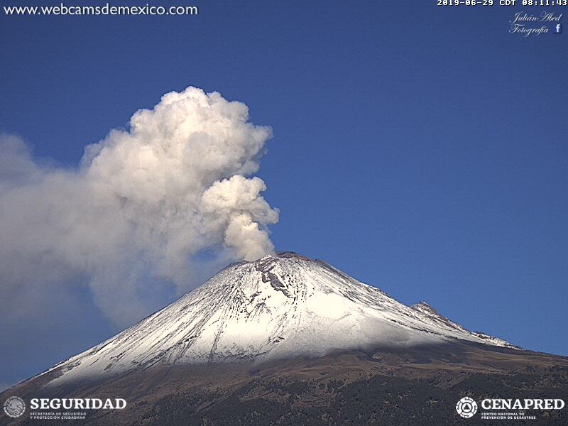 The Popocatépetl dawns with continuous emission of steam, gas and minimum amount of ash. Mor dispersion - EdoMex.