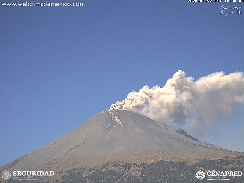 Durante esta mañana el Popocatépetl registra emisiones intermitentes de ceniza dispersándose hacia EdoMex.  Radio de seguridad de 12 km. amarillo fase 2