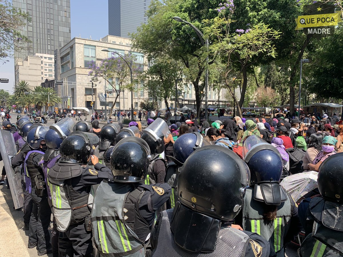 Esta tarde, un grupo de feministas se manifiestan en calles del Centro Histórico de la CDMX, en contra del enfrentamiento del pasado fin de semana en Bellas Artes donde se enfrentaron comerciantes y feministas, marcharon desde el zócalo hasta el 222 de Reforma