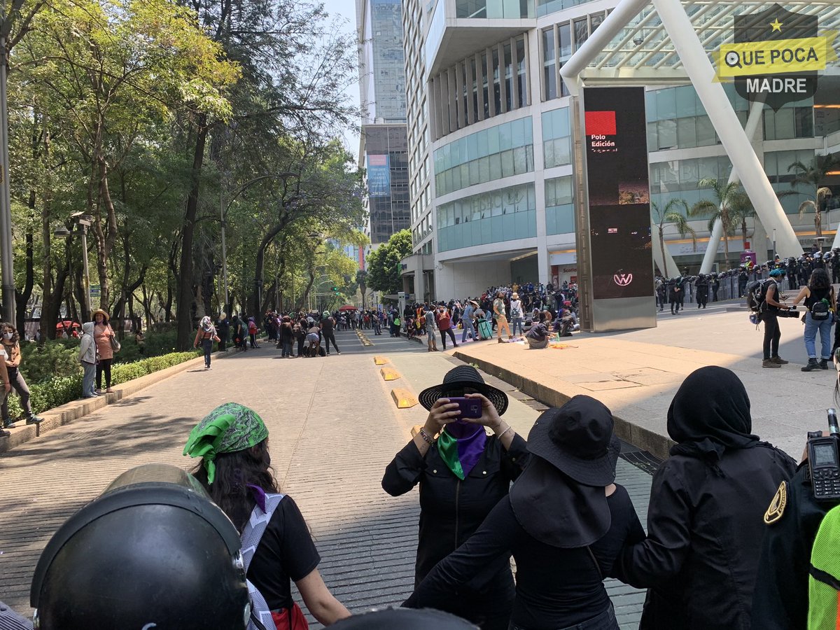Esta tarde, un grupo de feministas se manifiestan en calles del Centro Histórico de la CDMX, en contra del enfrentamiento del pasado fin de semana en Bellas Artes donde se enfrentaron comerciantes y feministas, marcharon desde el zócalo hasta el 222 de Reforma