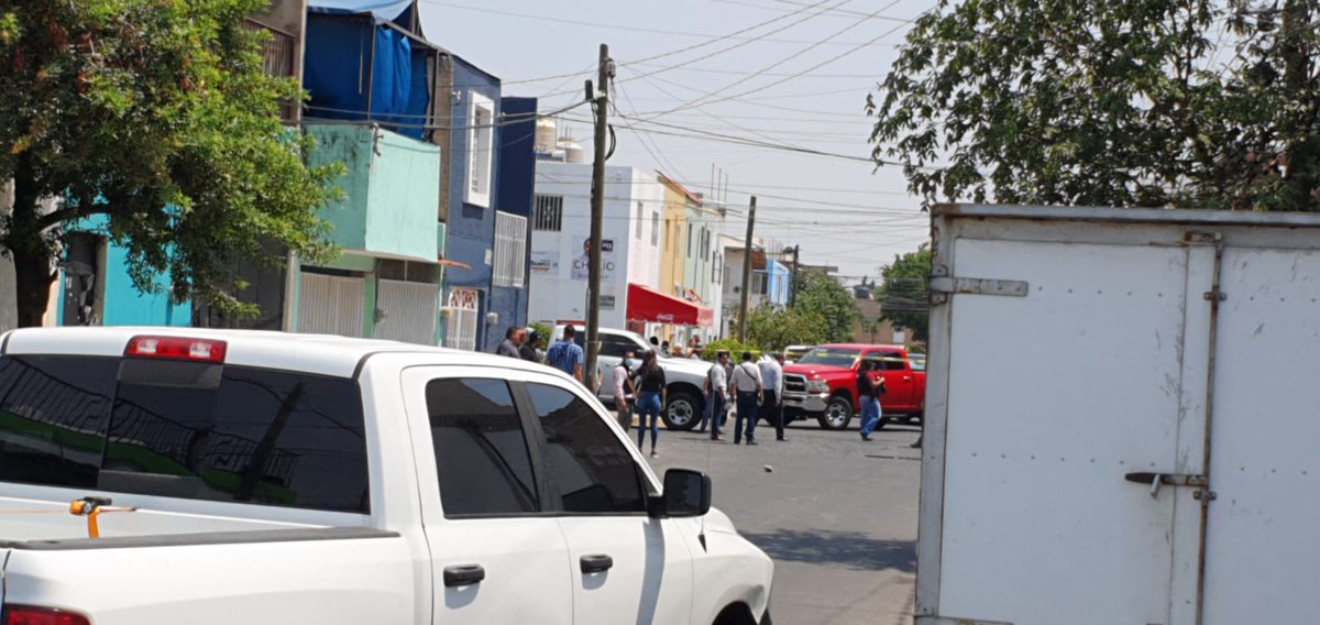 Elementos de la Fiscalía del Estado de Jalisco fueron atacados a balazos en la Colonia Tetlán del municipio de Guadalajara en el cruce de las calles Hilaria Ríos y Aurelio Guevara. No hubo personas lesionadas ni detenidos