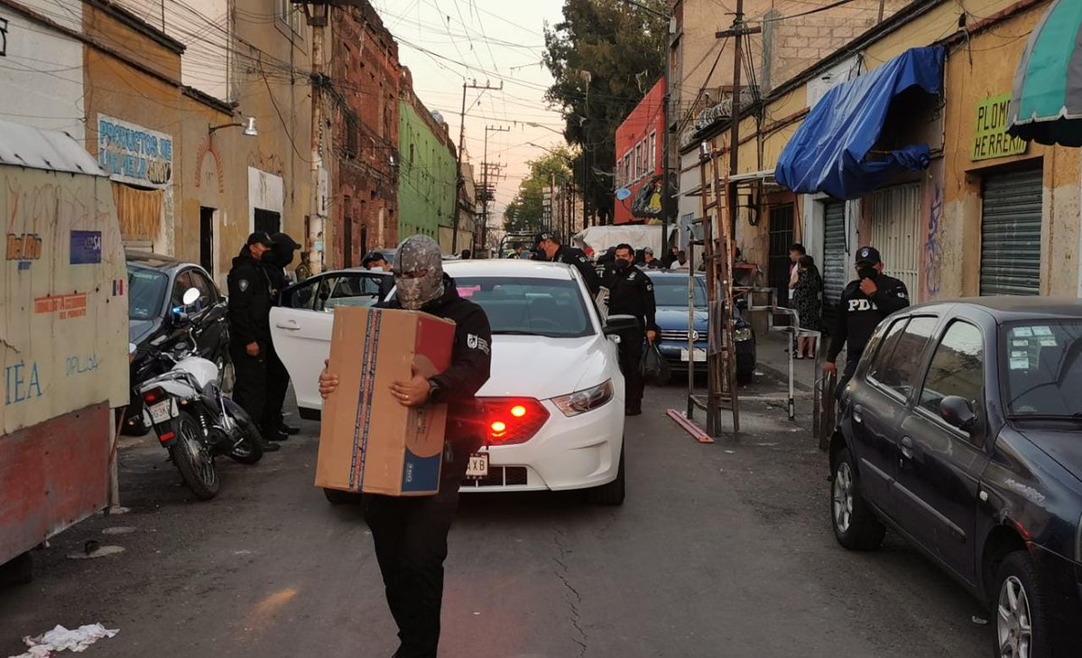 Cinco hombres y una mujer fueron detenidos en la calle de Libertad, en el barrio de Tepito, durante un operativo antidroga realizado la mañana de este viernes por elementos del Ejército mexicano y de la Policía de Investigación de la PGJ CDMX. (Fotos: S. Servín)