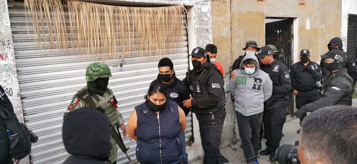 Cinco hombres y una mujer fueron detenidos en la calle de Libertad, en el barrio de Tepito, durante un operativo antidroga realizado la mañana de este viernes por elementos del Ejército mexicano y de la Policía de Investigación de la PGJ CDMX. (Fotos: S. Servín)