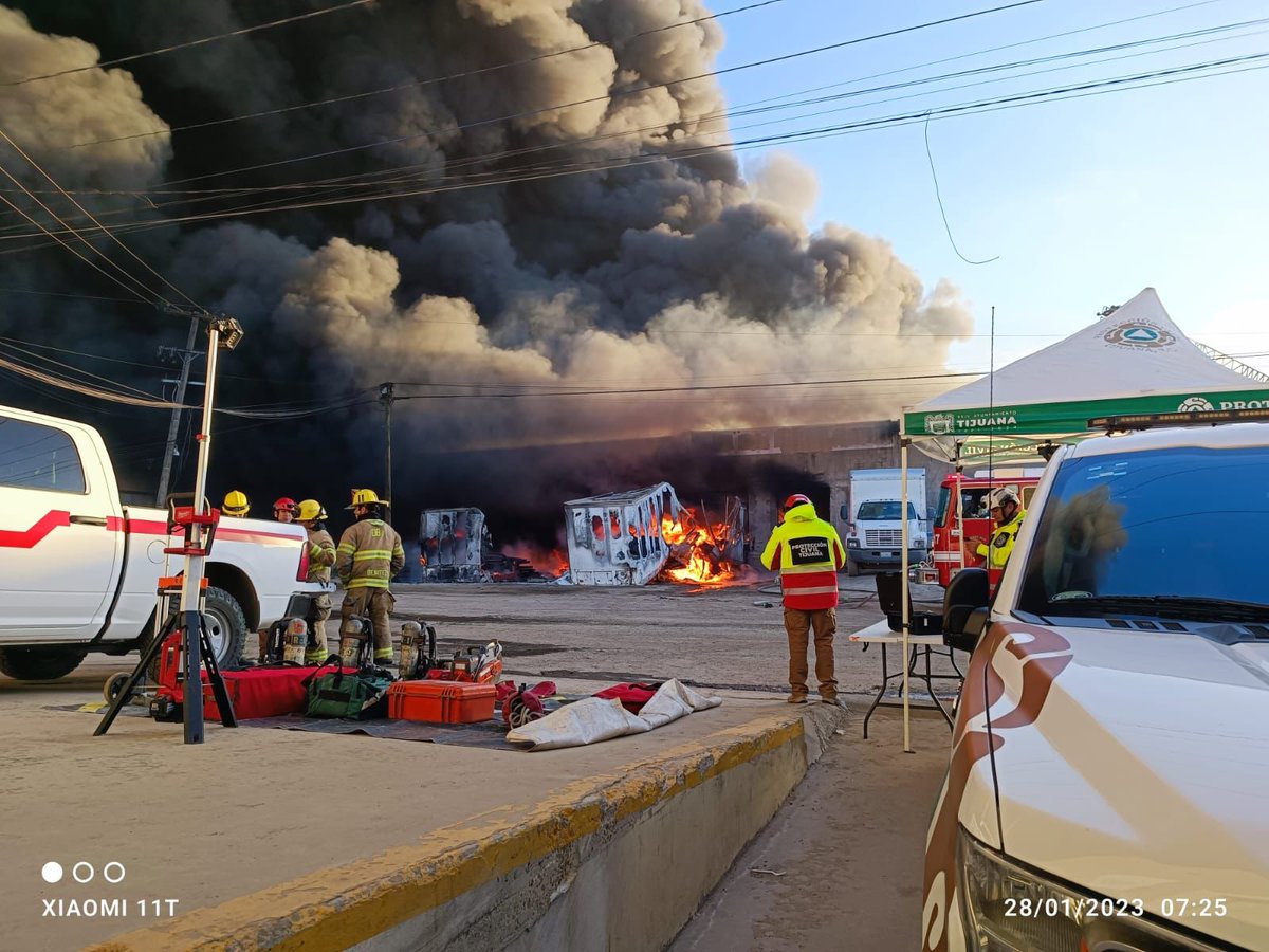 Regarding a fire near the border, preliminary information that the Tijuana Firefighters share with us refers to a cardboard and plastic warehouse in the Otay area. In the place, 10 stations are working with approximately 60 firefighters.