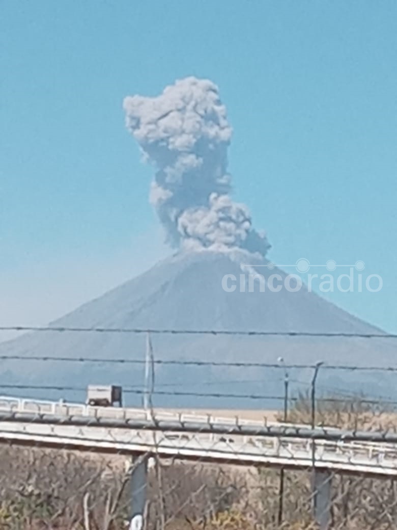 Fumarole starts from the Popocatepetl volcano at this moment