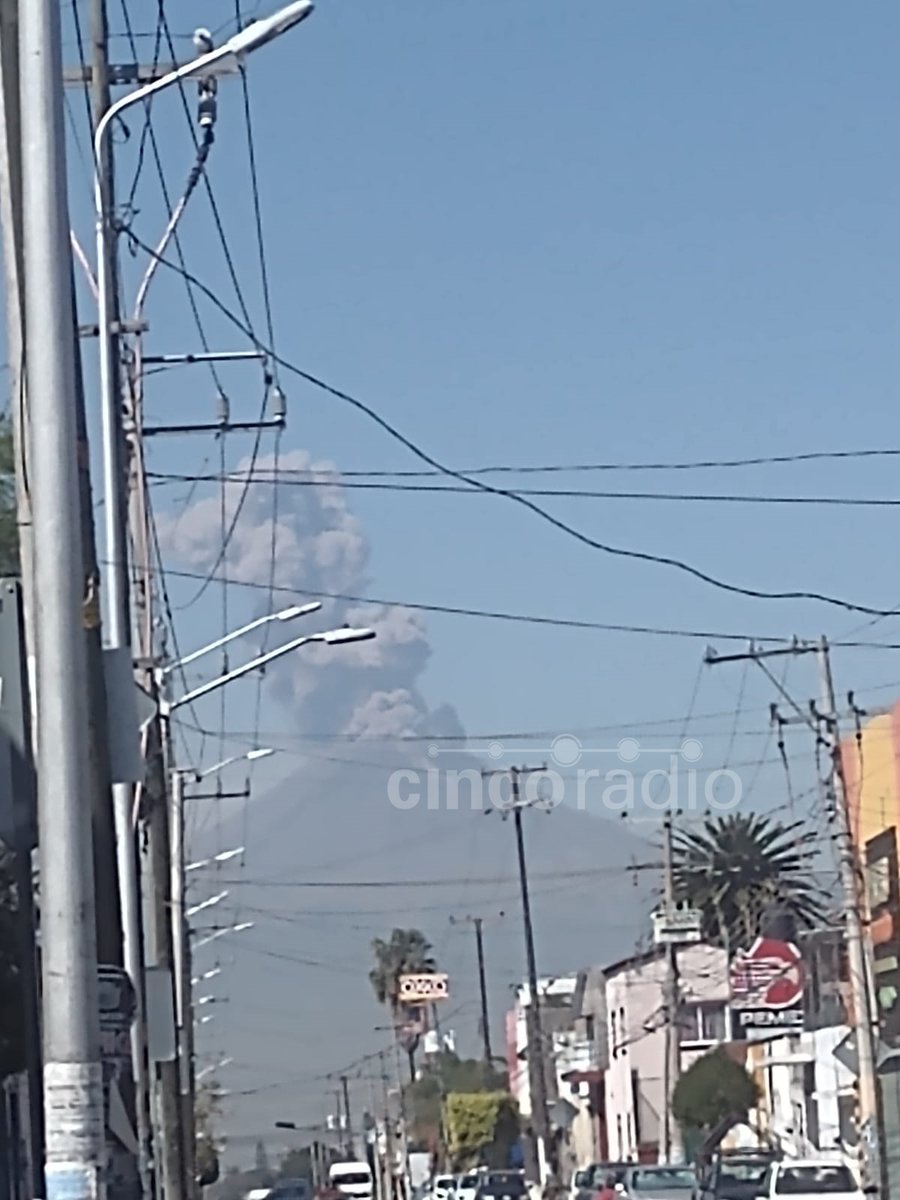 Fumarole starts from the Popocatepetl volcano at this moment