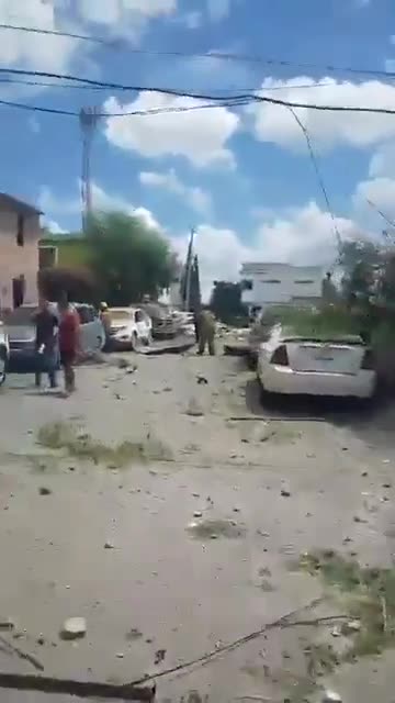 Strong explosion in the border city of Reynosa, Tamaulipas. There are uncertainties as there are several versions, from the fact that gunpowder was being handled at the site, a possible gas leak, and even a bomb attack. 