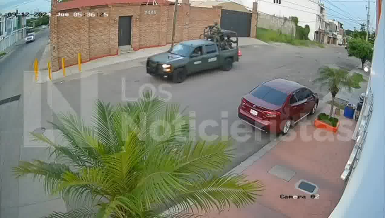 Video of Mexican soldiers being attacked in Culiacán, Sinaloa. Source: @noticieristas