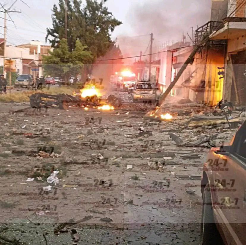 Three police officers were injured in a car bombing in Acámbaro, Guanajuato. The target of the attack was a Public Security building with one of the police officers suffering serious injuries