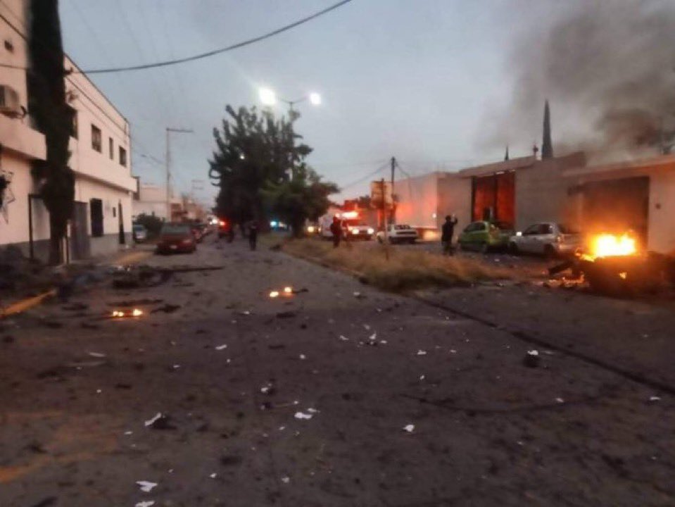 Three police officers were injured in a car bombing in Acámbaro, Guanajuato. The target of the attack was a Public Security building with one of the police officers suffering serious injuries