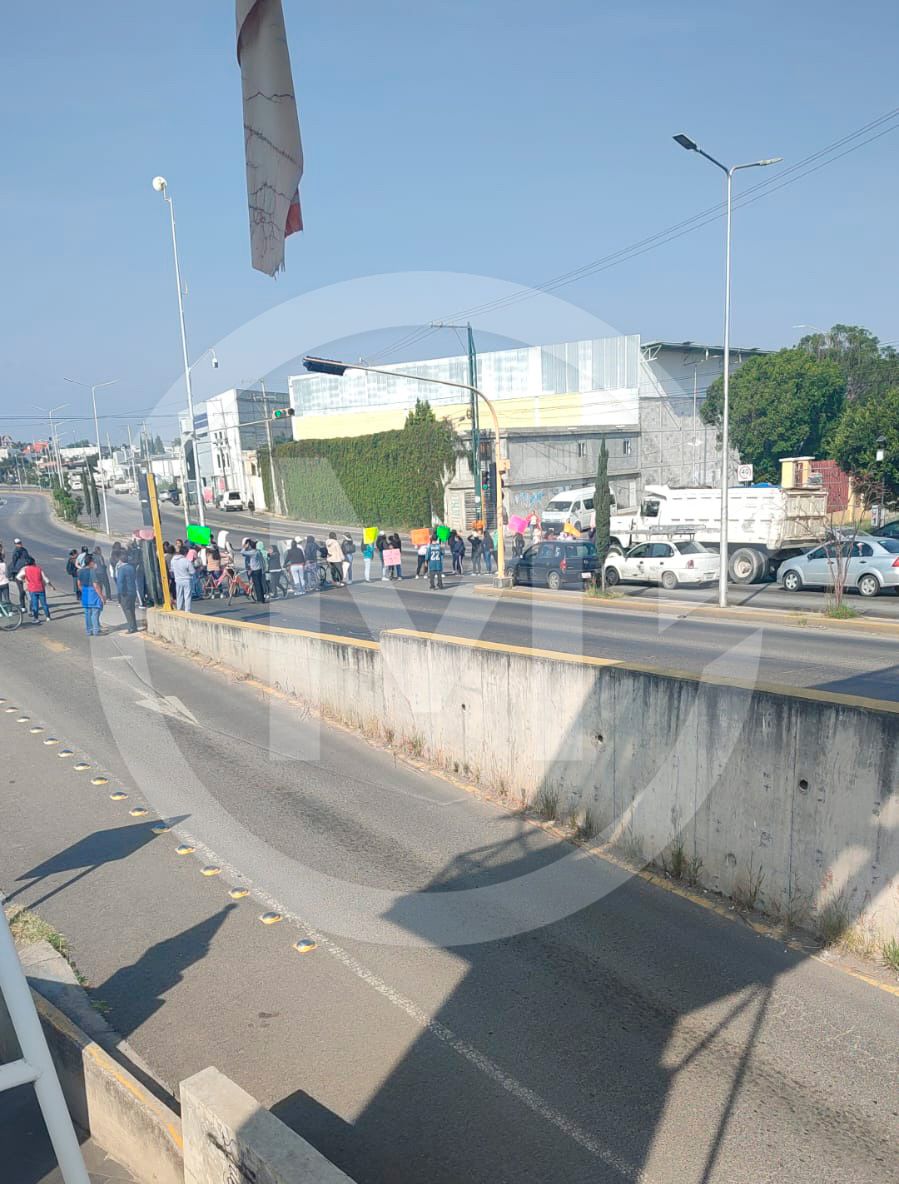 Protesters close both directions of the federal highway to Atlixco, near San Bernardino Tlaxcalancingo, demanding the resignation of the director of the Justo Sierra elementary school