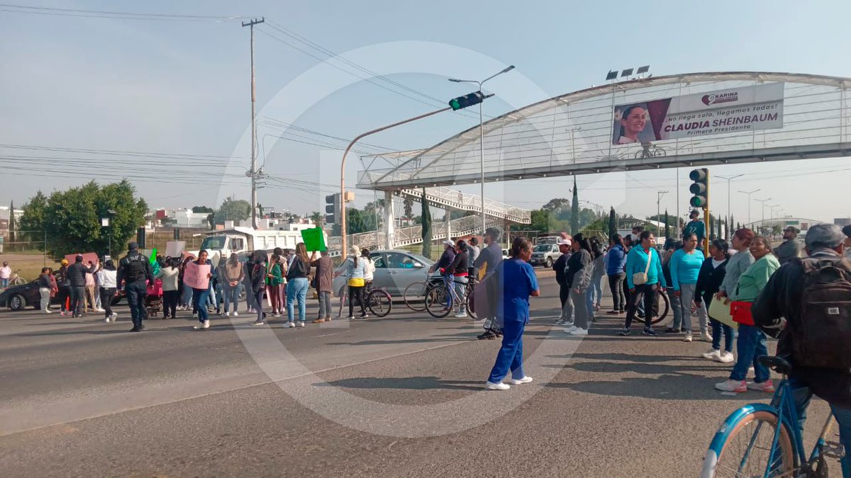 Protestujący zamknęli obie strony autostrady federalnej do Atlixco, w pobliżu San Bernardino Tlaxcalancingo, domagając się rezygnacji dyrektora szkoły podstawowej Justo Sierra