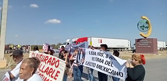 Protesters block the World Trade Bridge in Nuevo Laredo, Tamaulipas; they are relatives of victims of Army elements who demand justice