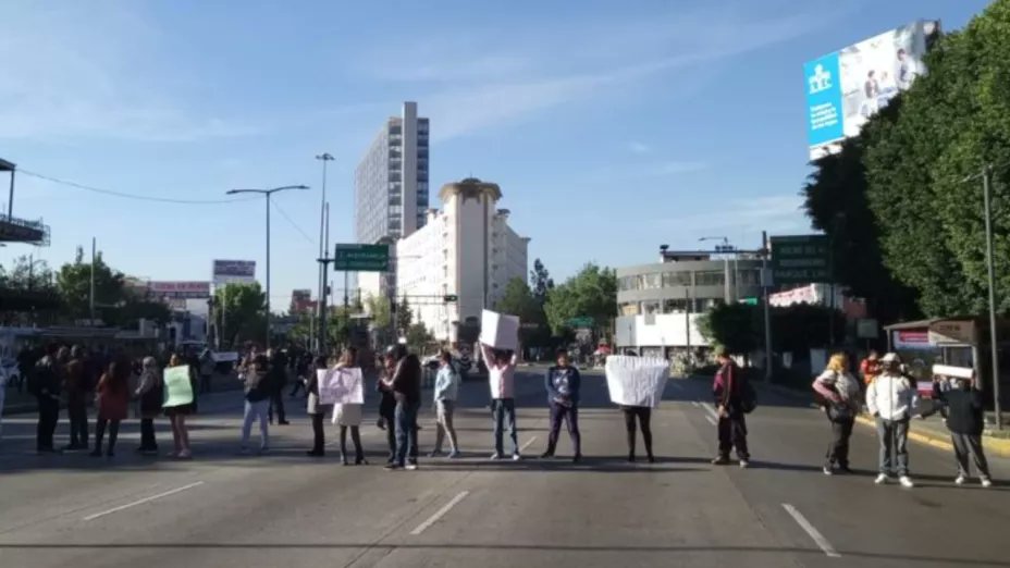 عمال المعهد المكسيكي لتكنولوجيا المياه يحتجون أمام القصر الوطني مطالبين بالحوار مع الحكومة الفيدرالية