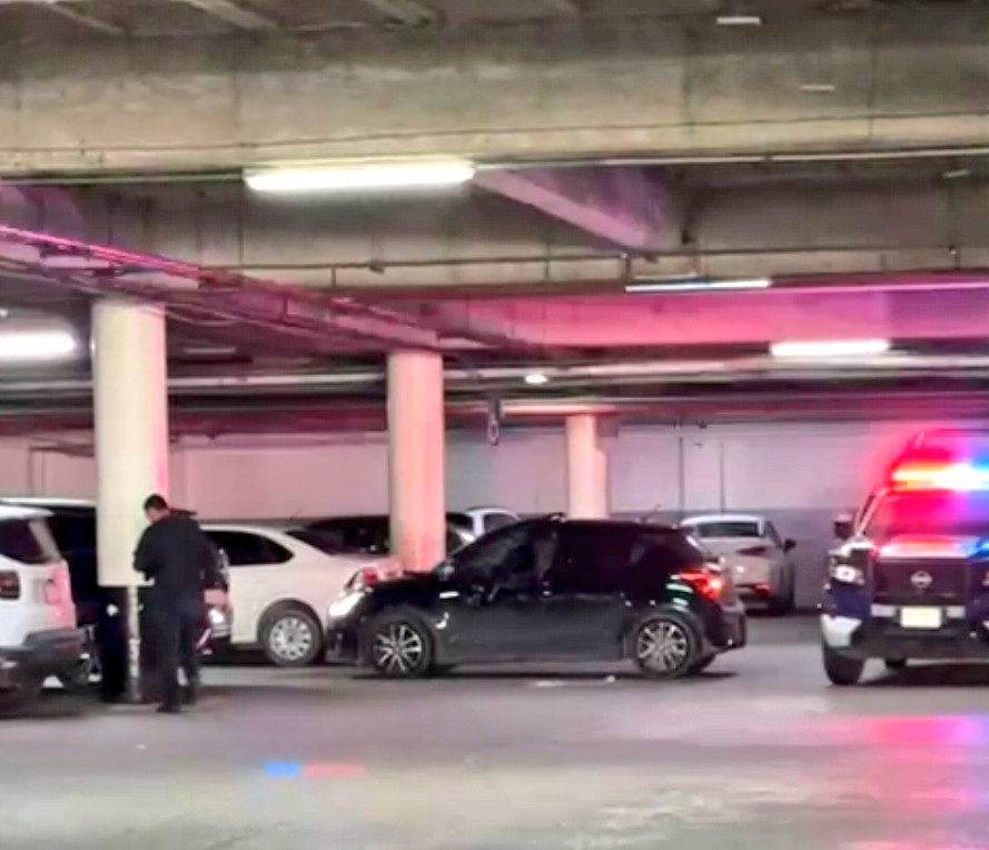 In der Tiefgarage der Plaza Las Américas in #Cancún wurde auf eine Person mehrfach geschossen. Das Opfer wurde in seinem Auto zurückgelassen. Mehrere Bürger, die sich zu diesem Zeitpunkt auf der Plaza befanden, erlitten einen Nervenzusammenbruch.