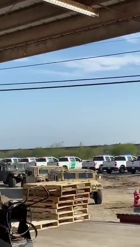 This is how yesterday elements of the @NationalGuard were seen in Roma Texas. Everything indicates that they arrived to reinforce security at the border on the orders of @realDonaldTrump. And also because of what happened a few days ago in Fronton Texas where narco-militants from the Cartel Del Noreste/Zetas de NuevoLaredo Tamaulipas fired at elements of the @BPUnion @CBP @CBPSouthTexas from the town of Los Guerra in Tamaulipas. Said town is controlled by the aforementioned narco-terrorist organization.