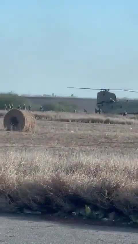 כך נראו אתמול אלמנטים של @NationalGuard ברומא טקסס. הכל מצביע על כך שהם הגיעו לתגבר את האבטחה בגבול בהוראת @realDonaldTrump. וגם בגלל מה שקרה לפני כמה ימים בפרונטון טקסס, שם נרקו-מיליטנטים מהקרטל דל נורסטה/זטאס דה נובו לארדו טמאוליפס ירו לעבר גורמים של @BPUnion @CBP @CBPSouthTexas מהעיירה לוס גוארה בטמאוליפס. העיירה האמורה נשלטת על ידי ארגון הנרקו-טרור הנל.