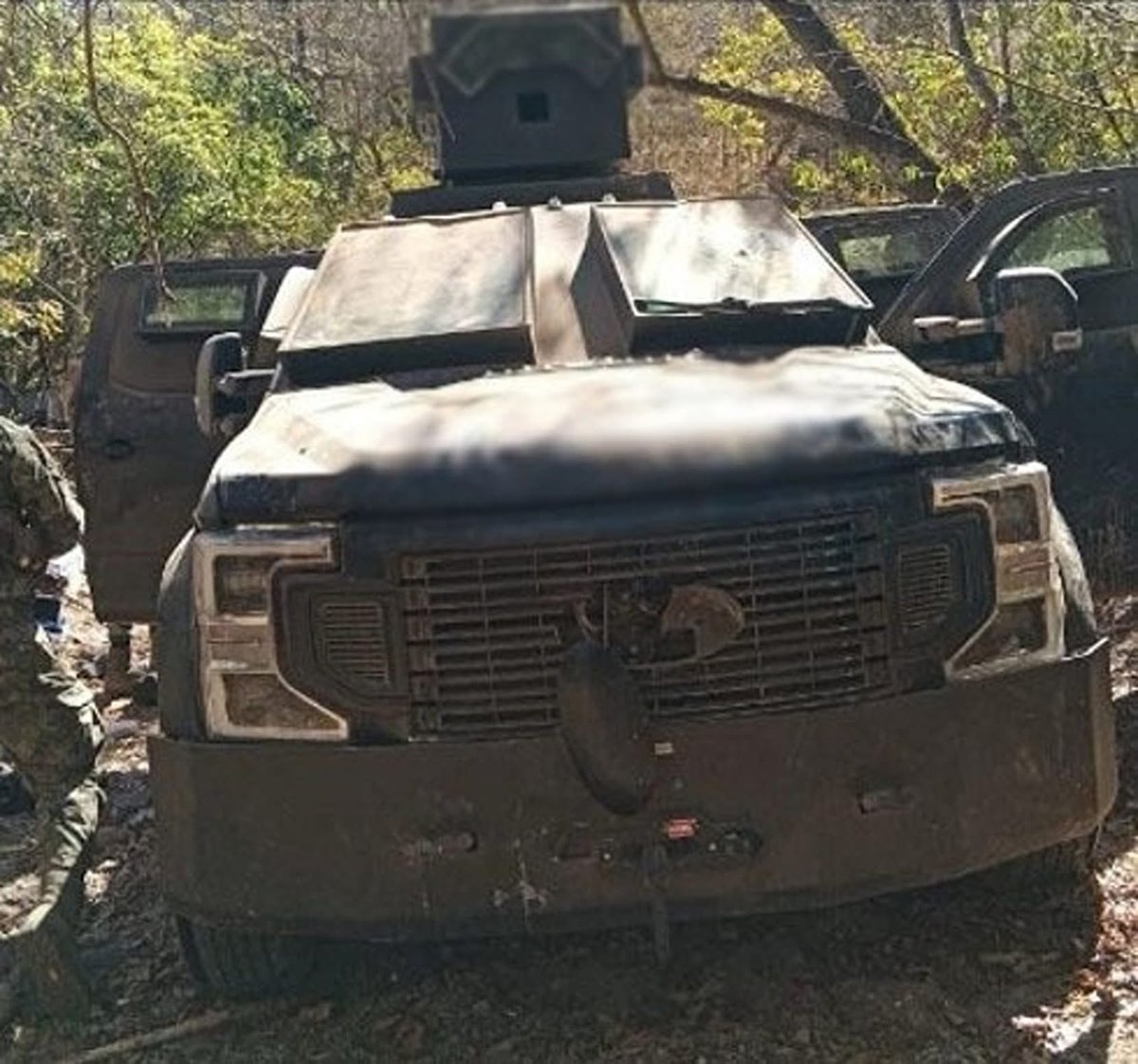 In Cosalá im Bundesstaat Sinaloa beschlagnahmen die Behörden ein ganzes Waffenarsenal und 15 Fahrzeuge, darunter eine „Monster-Dompte mit selbstgebauter Panzerung.