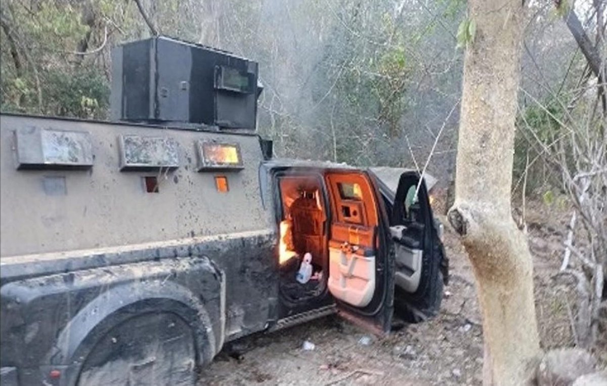 In Cosalá im Bundesstaat Sinaloa beschlagnahmen die Behörden ein ganzes Waffenarsenal und 15 Fahrzeuge, darunter eine „Monster-Dompte mit selbstgebauter Panzerung.