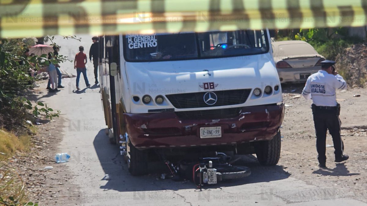 A motorcyclist died after being struck by a city bus in Culiacán. The victim was 16 years old and lived very close to the accident site.