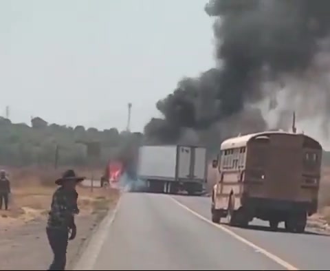 One of the videos showing a burned vehicle blocking the Uruapan-Zamora highway in Michoacán. nnInitial reports is this narco blockade is being done by CJNG and Viagras Cartel