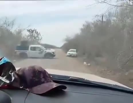 Another shootout between ELOTA and TANQUE carr from Sinaloa north of Mazatlan They record themselves shooting at their opponents
