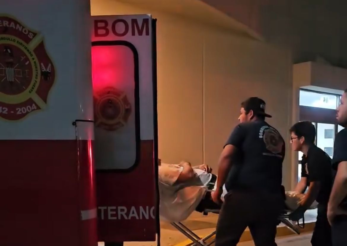 Mazatlán - Sinaloa - Apparently they were already hunted: 6 Police officers stopped at a taco shop, located in the Pradera Dorada section VI, 4 got out and shortly after the hail of bullets began, the attack left: - 2 Police officers dead, Ambrosio and Osvaldon - 4 Police officers wounded; one fell inside the business, the other remained in the patrol car