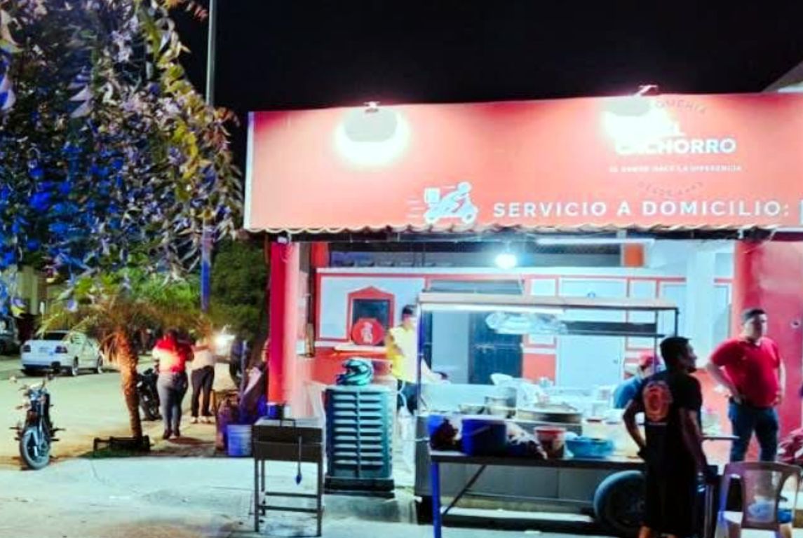 Mazatlán - Sinaloa - Apparently they were already hunted: 6 Police officers stopped at a taco shop, located in the Pradera Dorada section VI, 4 got out and shortly after the hail of bullets began, the attack left: - 2 Police officers dead, Ambrosio and Osvaldon - 4 Police officers wounded; one fell inside the business, the other remained in the patrol car