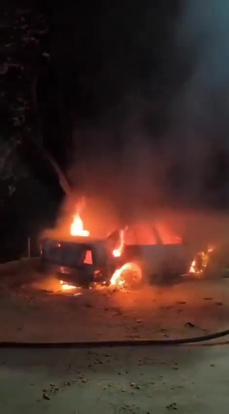 Acapulco - Guerrero Sinds gisteravond bekogelen ze elkaar met emmers, daar bij kilometer 30. - Het officiële aantal is 2 doden - Het onofficiële aantal is 7 tot 10 doden. Er zijn teams van alle kleuren in de omgeving.