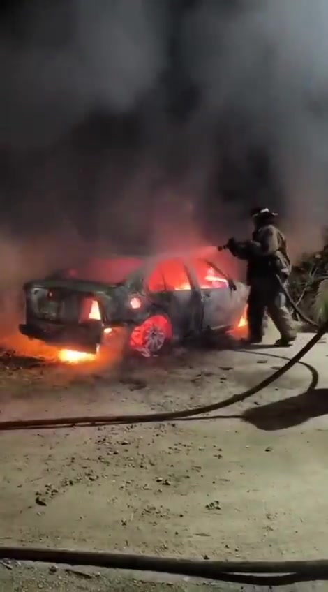 Acapulco - Guerrero Dün geceden beri 30. kilometrede birbirlerine kovalarla vuruyorlar. - Resmi sayı 2 ölü - Resmi olmayan sayı 7 ila 10 ölü. Bölgede her renkten takımlar var.
