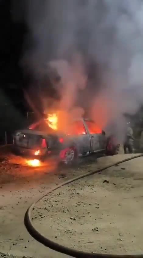 Acapulco - Guerrero Dün geceden beri 30. kilometrede birbirlerine kovalarla vuruyorlar. - Resmi sayı 2 ölü - Resmi olmayan sayı 7 ila 10 ölü. Bölgede her renkten takımlar var.
