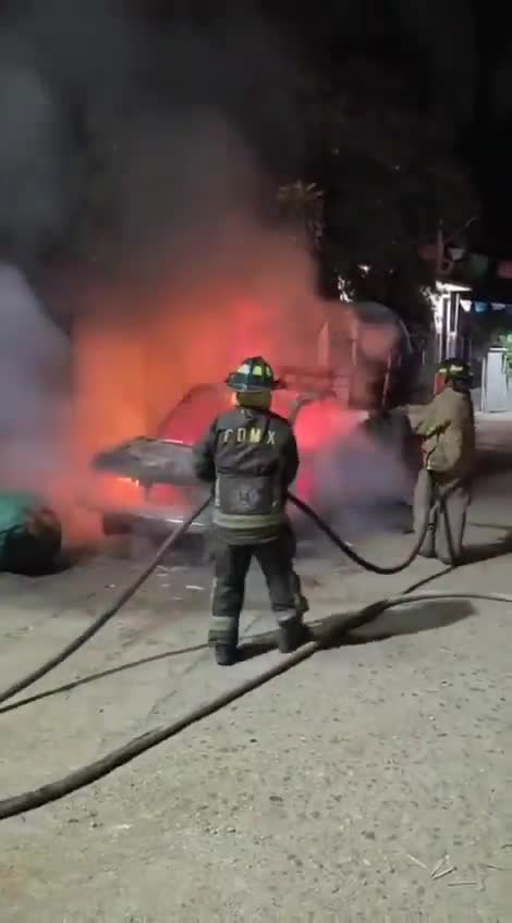 Acapulco - Guerrero Dün geceden beri 30. kilometrede birbirlerine kovalarla vuruyorlar. - Resmi sayı 2 ölü - Resmi olmayan sayı 7 ila 10 ölü. Bölgede her renkten takımlar var.