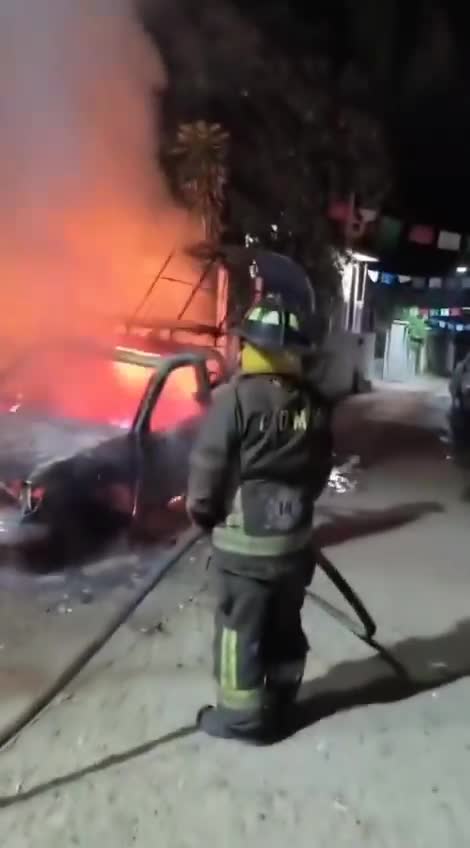 Acapulco - Guerrero Dün geceden beri 30. kilometrede birbirlerine kovalarla vuruyorlar. - Resmi sayı 2 ölü - Resmi olmayan sayı 7 ila 10 ölü. Bölgede her renkten takımlar var.