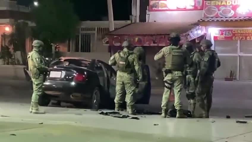 Culiacán - Sinaloa: -3 dead; -4 injured and arrested; Chase and shooting; gunmen (black Sentra) being pursued by the Teams, crashed into the car of Rodrigo Rigoberto (golden vehicle), who unfortunately died while receiving treatment at a hospital.